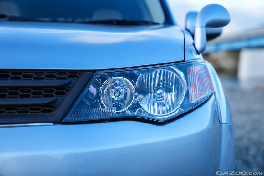 三菱・アウトランダーのヘッドライト