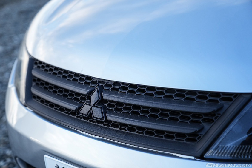 三菱・アウトランダーのグリルについた三菱のエンブレム