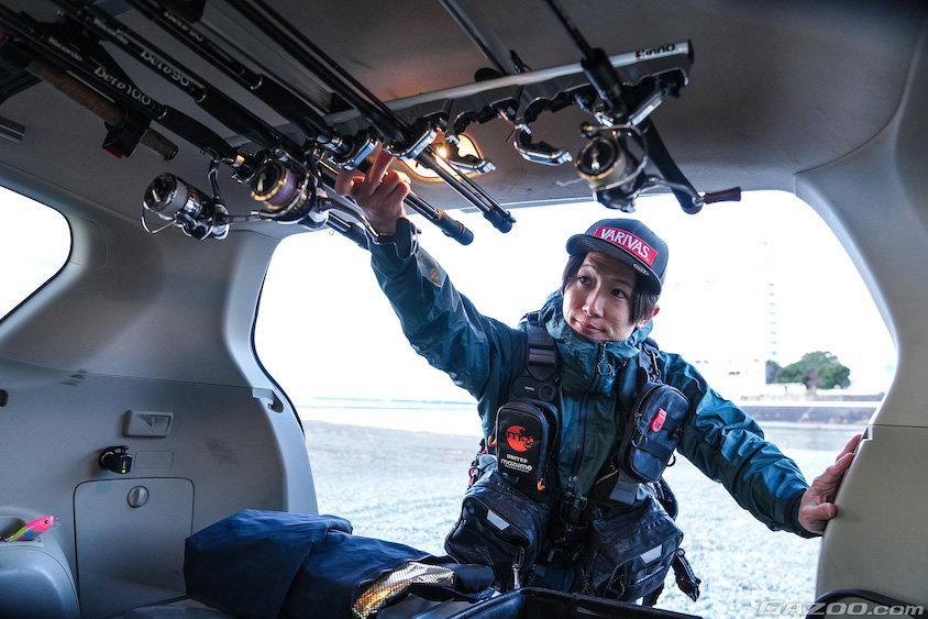 三菱・アウトランダーから釣り竿を取り出すオーナーさん