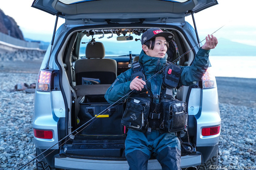 三菱・アウトランダーのラゲッジに座るオーナーさん