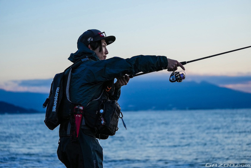 サーフからルアーを投げる三菱・アウトランダーのオーナーさん