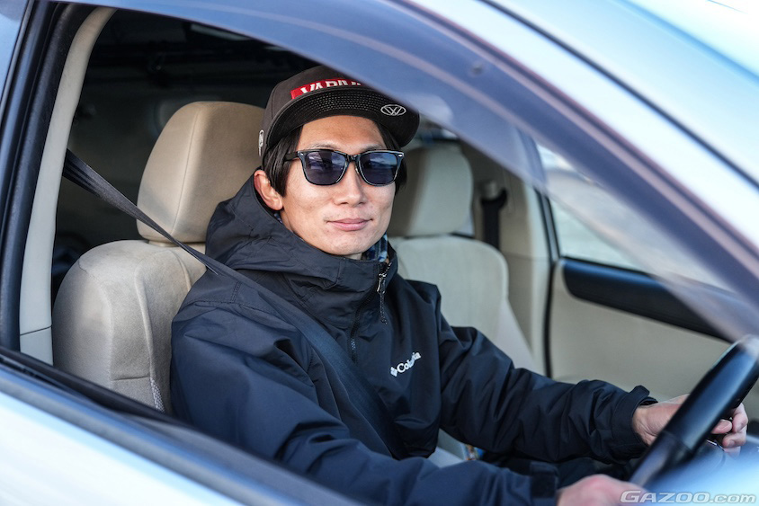 三菱・アウトランダーの運転席に座るオーナーさん