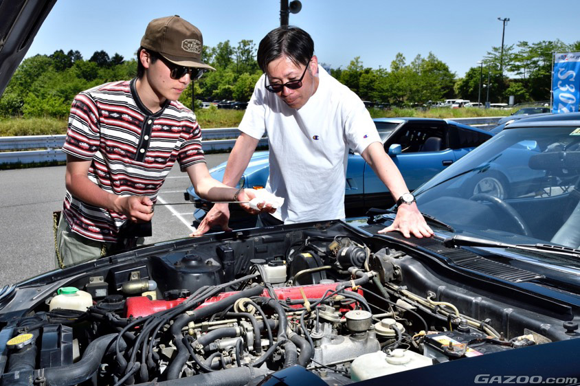 日産・フェアレディZ(S130)のエンジンオイルをチェックするオーナー親子