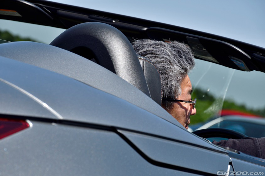 日産・フェアレディZ（Z33ロードスター）の運転席座るオーナーさん