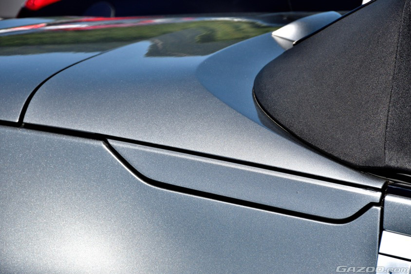 日産・フェアレディZ（Z33ロードスター）の電動ホロのカバー