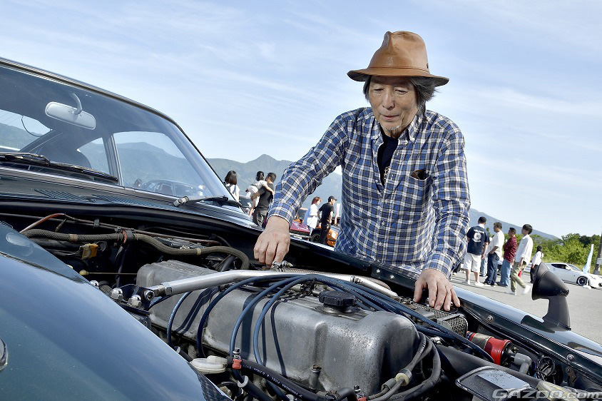 日産・フェアレディZ（S30型）のエンジンルームを覗くオーナーさん