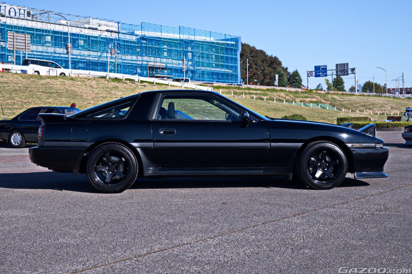 クラシックカーヘリテイジカーミーティングTTCM2023で愛車取材したトヨタ・70スープラ(JZA70型)