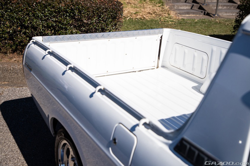 サニートラックの荷台にはバイクを乗せることもある