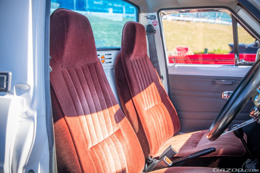 高級感のあるモケット調の表皮に変更されているサニートラックのシート