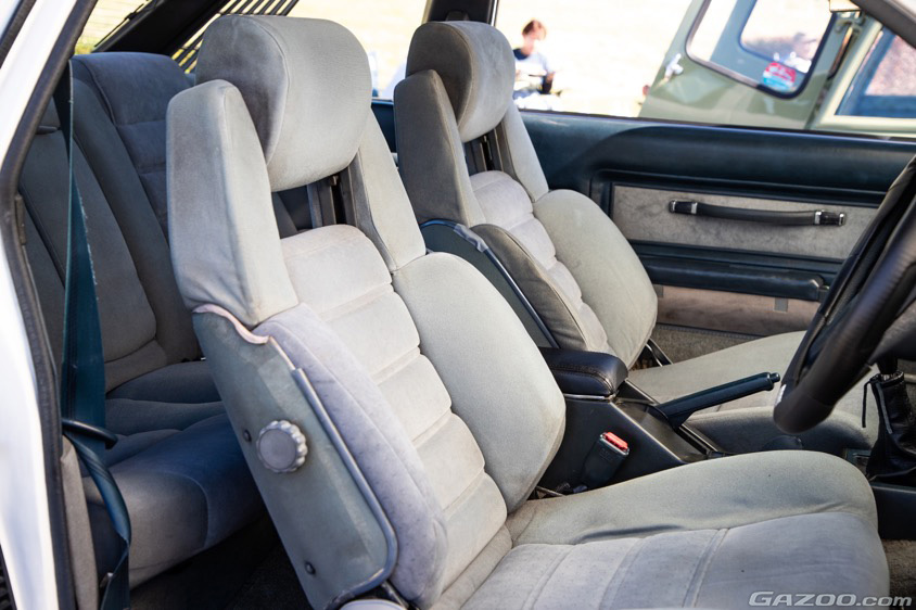 クラシックカーヘリテイジカーミーティングTTCM2023で愛車取材したトヨタ初代ソアラの運転席シート