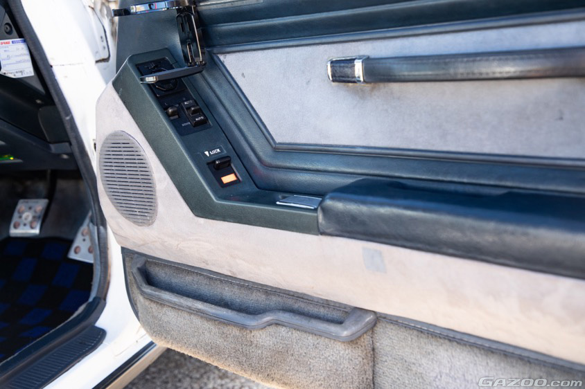 クラシックカーヘリテイジカーミーティングTTCM2023で愛車取材したトヨタ初代ソアラのドアパネル