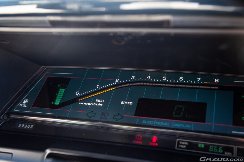 クラシックカーヘリテイジカーミーティングTTCM2023で愛車取材したトヨタ初代ソアラのデジタルメータ