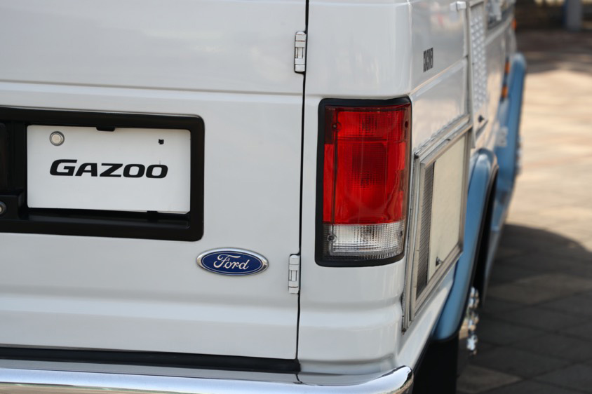 キャンピングカー仕様のフォード・エコノラインの右リアランプ