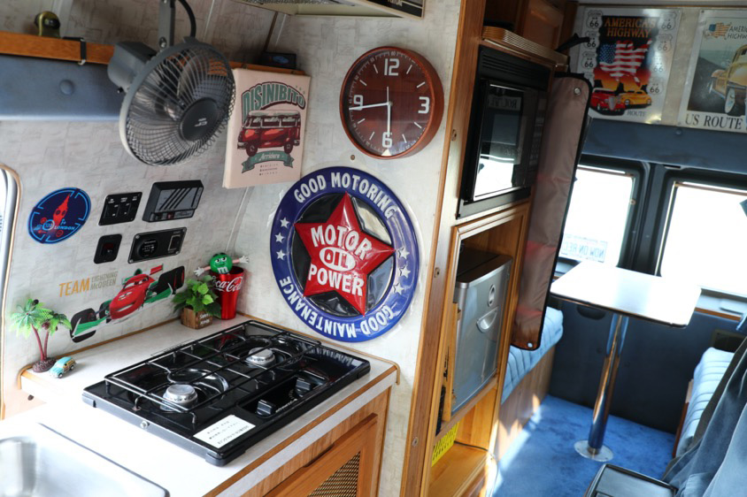キャンピングカー仕様のフォード・エコノラインのキッチン