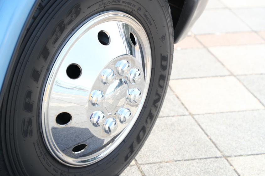 キャンピングカー仕様のフォード・エコノラインのフォード純正メッキホイールカバー
