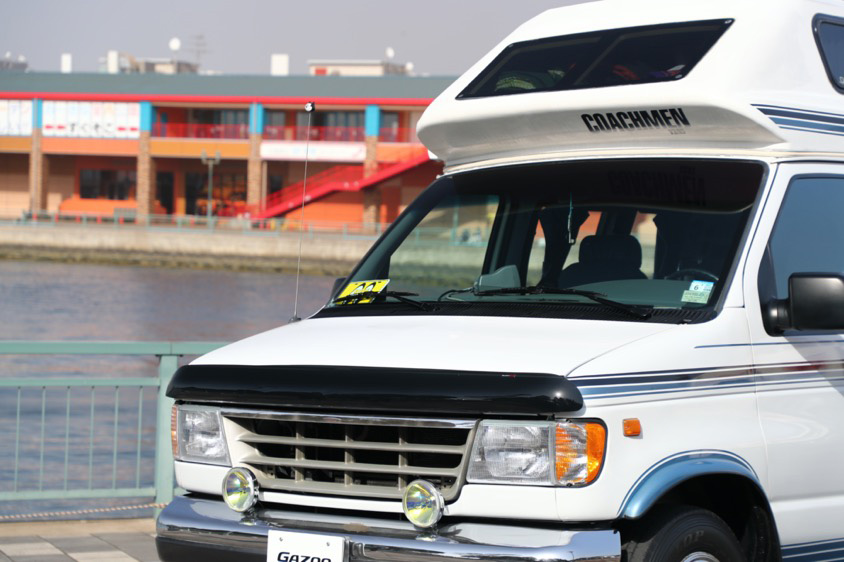 キャンピングカー仕様のフォード・エコノラインのフロント