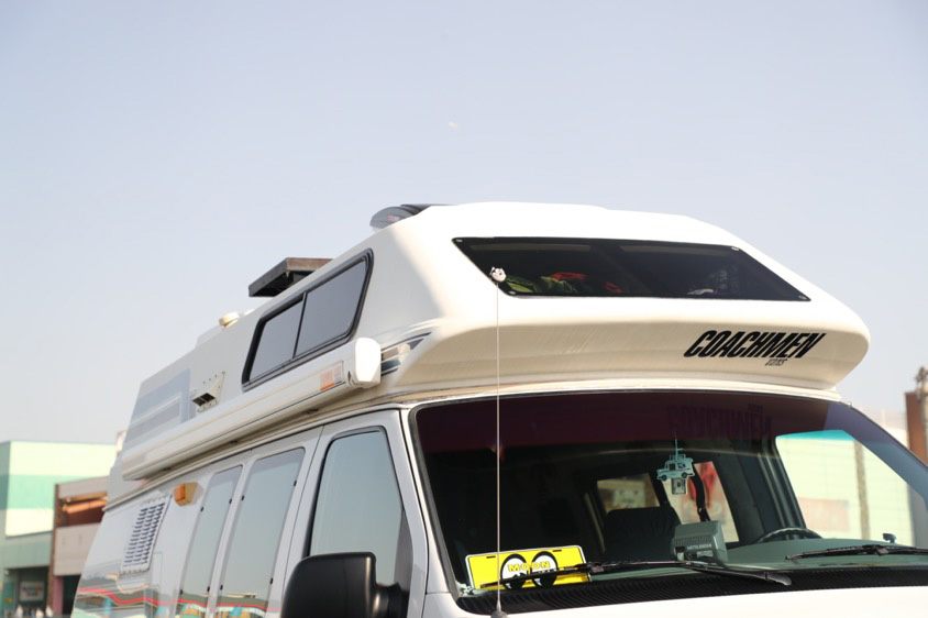 キャンピングカー仕様のフォード・エコノラインのオーバーヘッド