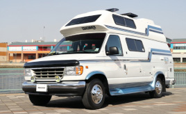 キャンプとアメリカンな空間。好きなことを両立した“動くホテル”フォード・エコノライン