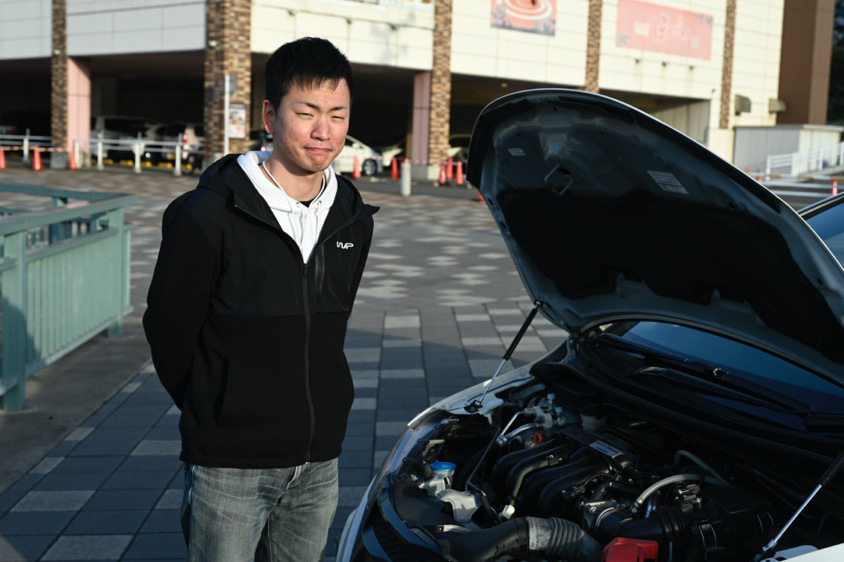 無限エアロをまとったホンダ・フィットRSとオーナーのおぐらさん