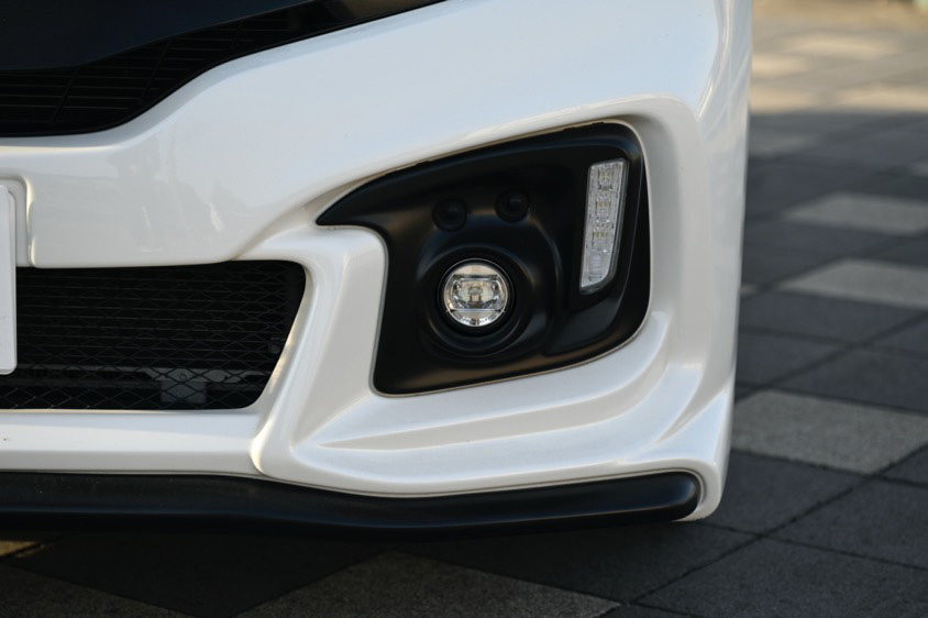 無限エアロをまとったホンダ・フィットRSのフロントスポイラー