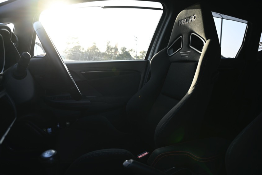 無限エアロをまとったホンダ・フィットRSのレカロシート