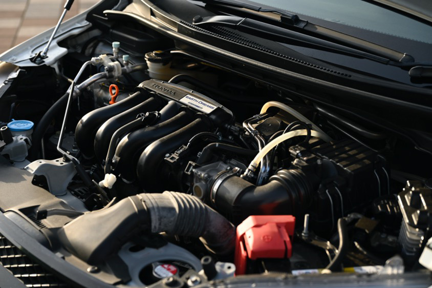 無限エアロをまとったホンダ・フィットRSのエンジンルーム