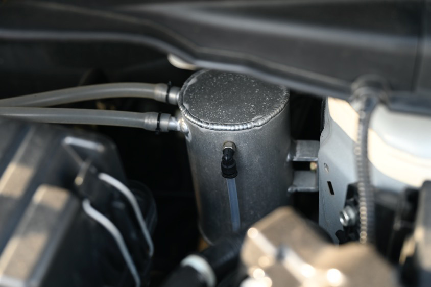 無限エアロをまとったホンダ・フィットRSのブローバイ用キャッチタンク