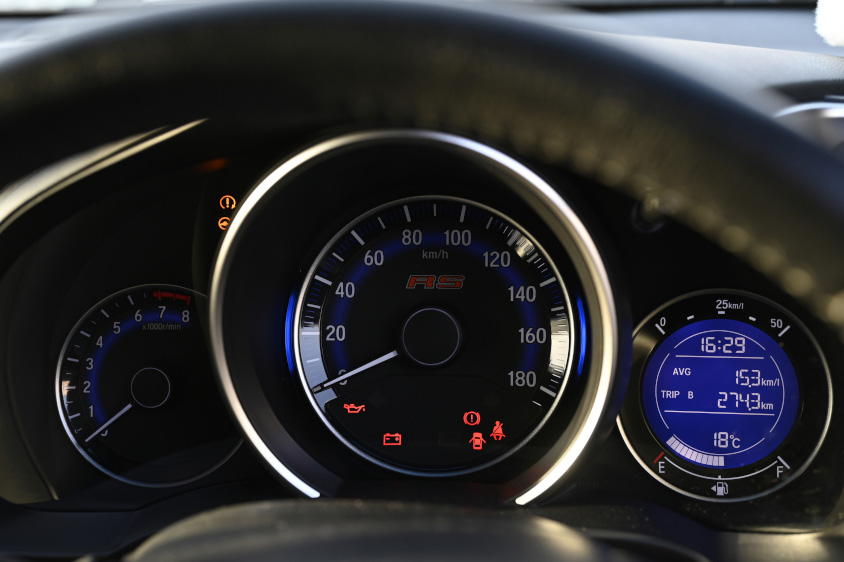 無限エアロをまとったホンダ・フィットRSのメーターパネル