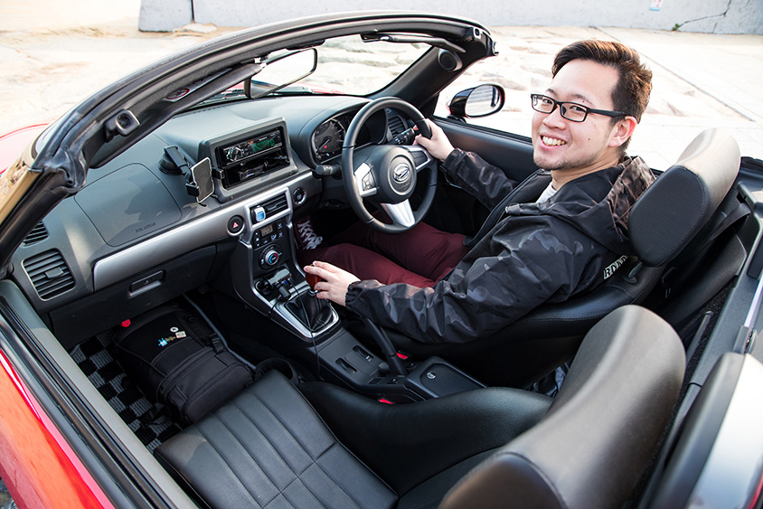 真っ赤な愛車は世界観を表現するための巨大なキャンパス 走りも見た目も楽しめる通勤快速コペン 取材地 福岡 トヨタ自動車のクルマ 情報サイト Gazoo 真っ赤な愛車は世界観を表現するための巨大なキャンパス 走りも見た目も楽しめる通勤快速コペン 取材地 福岡 トヨタ自動車のクルマ 情報サイト Gazoo