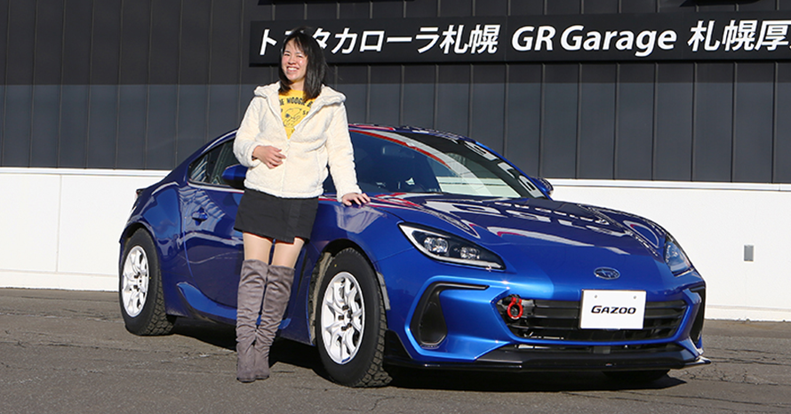 新型BRZの魅力にメロメロ。湖の上を走るクルマ女子！【取材地：GR