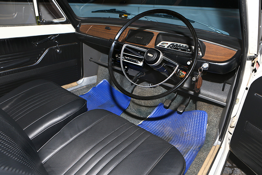 スバル1000(A12)　運転席