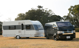 家族の楽しみを牽引するタフな相棒。家族もペットもバイクも積める万能ハイエースで、目指すは日本一周!!