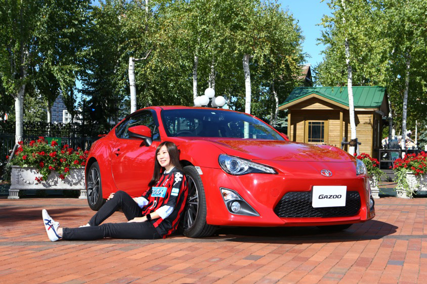 代女性オーナーが86で叶えた幼少期からの夢 真っ赤なスポーツカーに乗りたい 取材地 北海道 トヨタ自動車のクルマ情報サイト Gazoo