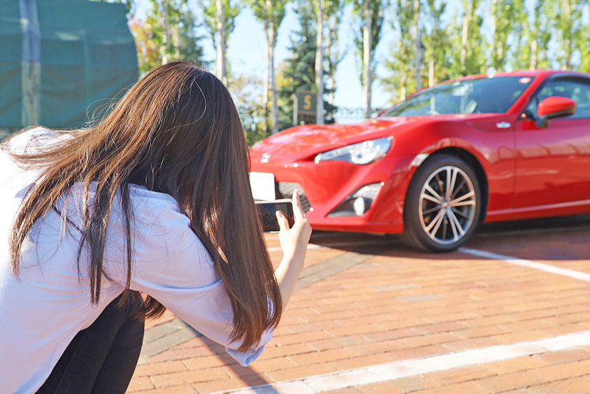 代女性オーナーが86で叶えた幼少期からの夢 真っ赤なスポーツカーに乗りたい 取材地 北海道 トヨタ自動車のクルマ情報サイト Gazoo 代女性オーナーが86で叶えた幼少期からの夢 真っ赤なスポーツカーに乗りたい 取材地 北海道 トヨタ自動車のクルマ情報サイト Gazoo