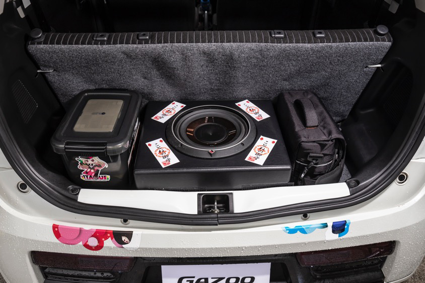 『ときのそら』と『Kotone(天神子兎音)』が描かれたスズキのアルトワークス