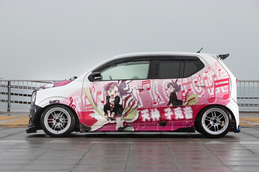 『ときのそら』と『Kotone(天神子兎音)』が描かれたスズキのアルトワークス