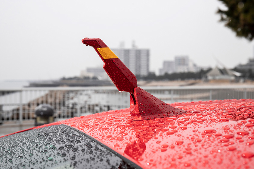 ガンダムの『赤い彗星 シャア』をイメージしたトヨタの86