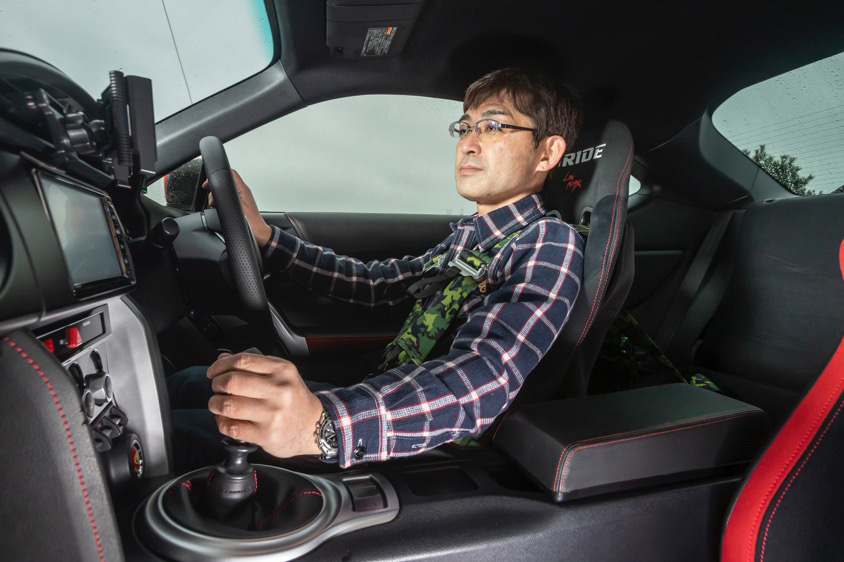 ガンダムの『赤い彗星 シャア』をイメージしたトヨタの86