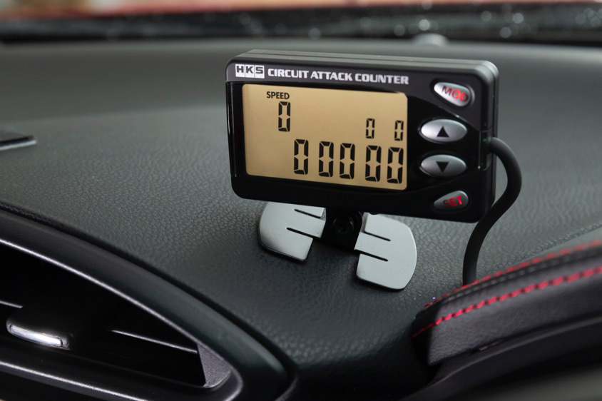 ガンダムの『赤い彗星 シャア』をイメージしたトヨタの86