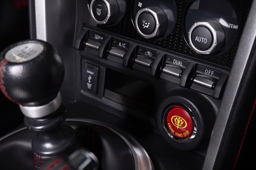 ガンダムの『赤い彗星 シャア』をイメージしたトヨタの86