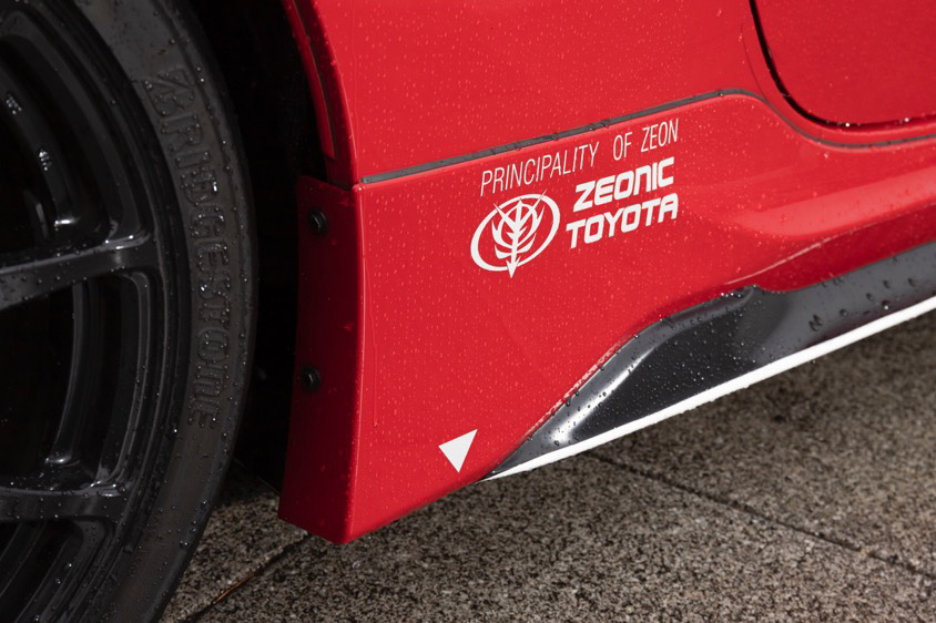 ガンダムの『赤い彗星 シャア』をイメージしたトヨタの86