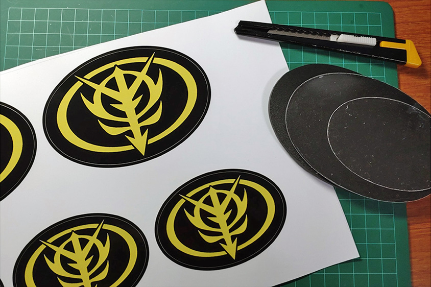 ガンダムの『赤い彗星 シャア』をイメージしたトヨタの86のエンブレム制作