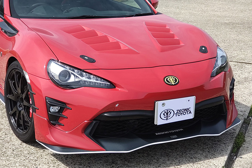 ガンダムの『赤い彗星 シャア』をイメージしたトヨタの86