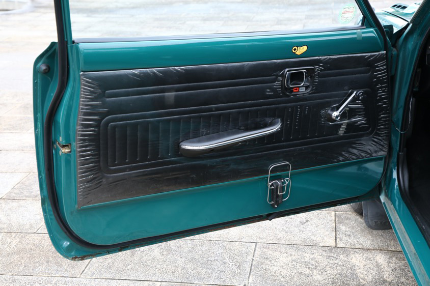 ホンダ・シビックCVCCの左ドア