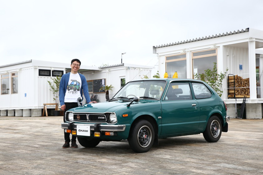 ホンダ・シビックCVCCに寄り添うオーナーの阿部さん