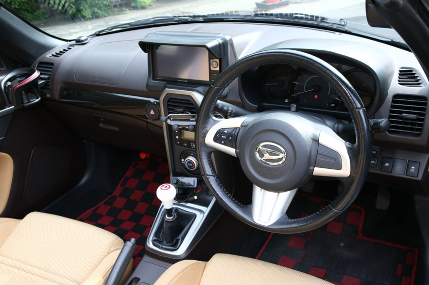 ダイハツのコペン・ローブの運転席