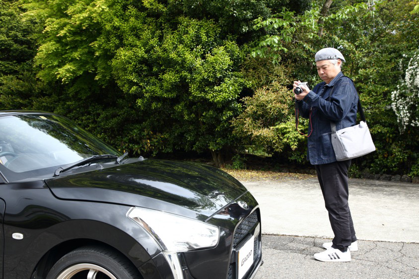 ダイハツのコペン・ローブを撮影する松田さん