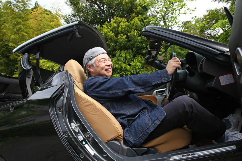 ダイハツのコペン・ローブの運転席で満面の笑みを見せる松田さん