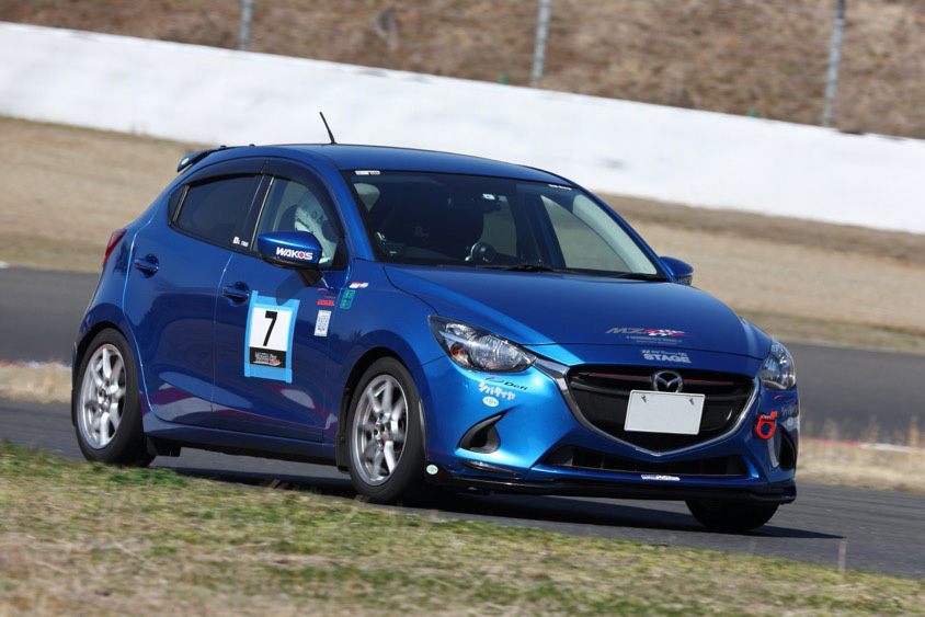 サーキットを走るマツダ・デミオ15MB