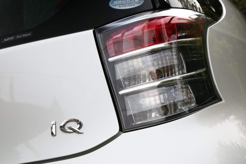 トヨタ・iQのロゴとテールランプ
